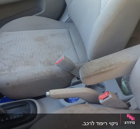מושבי רכב עם כתמים ולכלוך, זקוקים לניקוי